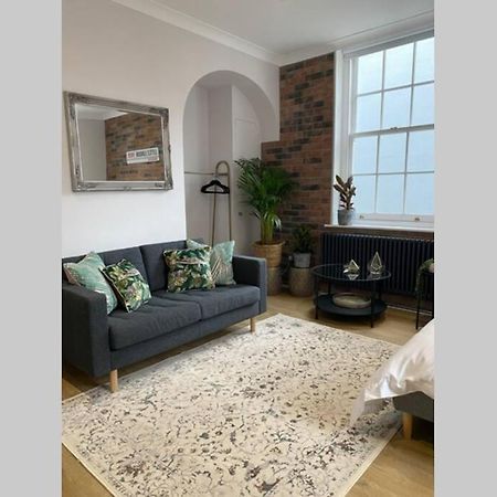 City Centre Entire Studio Apartment 奇切斯特 外观 照片
