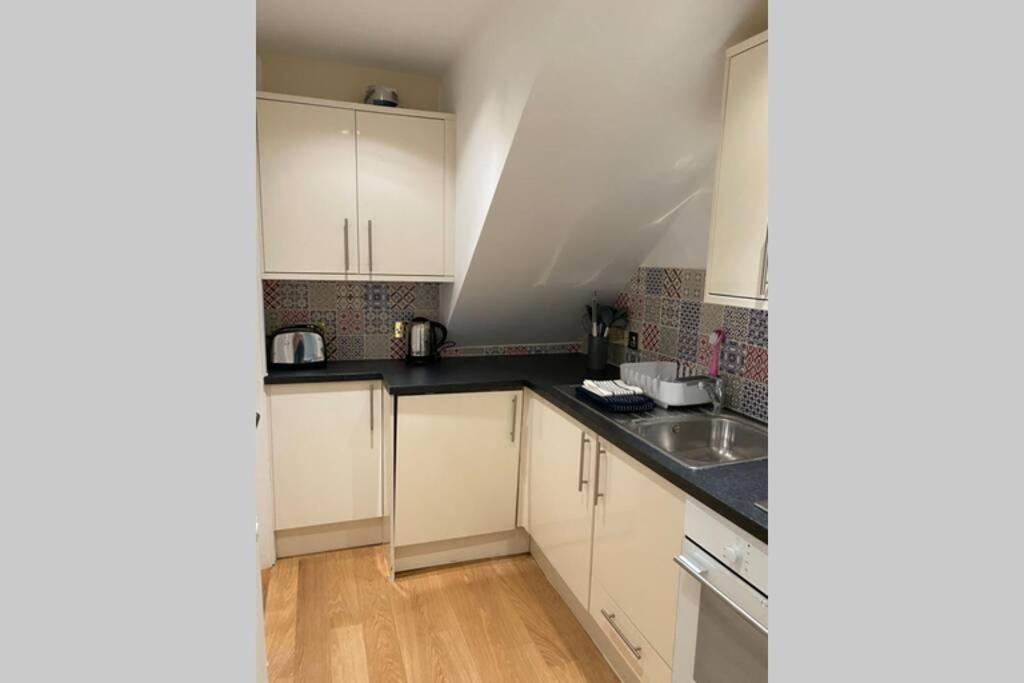 City Centre Entire Studio Apartment 奇切斯特 外观 照片